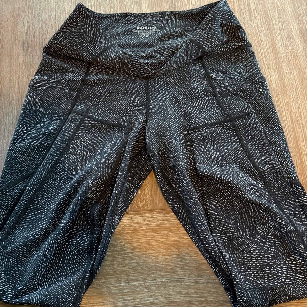 Athleta Salutation Stash Pocket Leggings - Black/White Herringbone. Never Worn